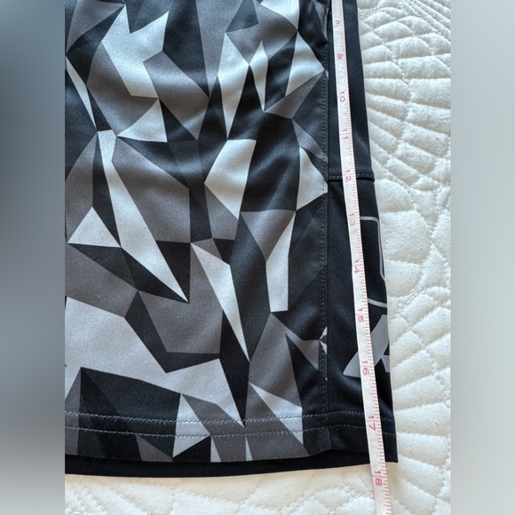 Under Armour Boys Shorts- Size Junior Medium - Picture 15 of 15